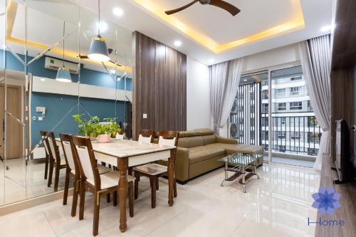 comedor con mesa y sofá en iHome Furnished Apartments with Free Gym & Pool, Airport Pick-Up Service, en Ho Chi Minh