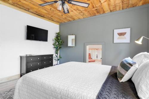 a bedroom with a bed and a ceiling fan at Upscale 3-Bedroom Oasis Nestled in the Woods in Ellijay