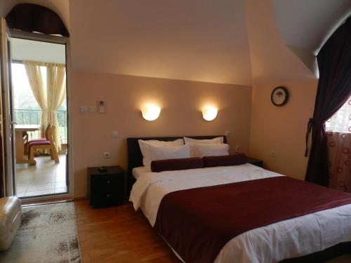 una camera da letto con un letto grande e un balcone di Vila Saltanat 41 a Varna
