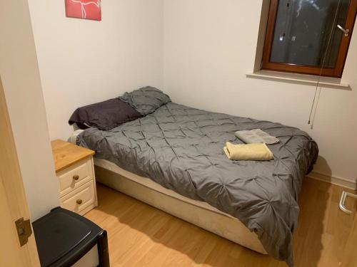 małą sypialnię z łóżkiem i szafką nocną w obiekcie Perfect Airport Apartments w Dublinie