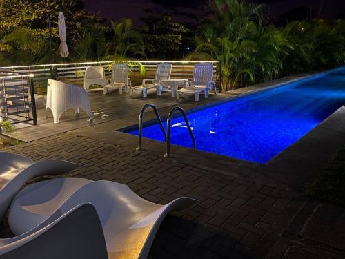 Bazén v ubytování Bright & Airy new Condo, 5 min walk to Jaco Beach! nebo v jeho okolí