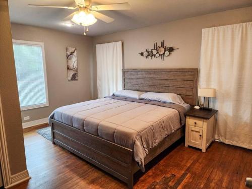 sypialnia z dużym łóżkiem i wentylatorem sufitowym w obiekcie Cozy Corner w mieście Denison