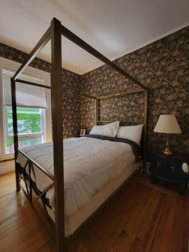 una camera con letto a baldacchino di The Maple Shade Suite a Sussex