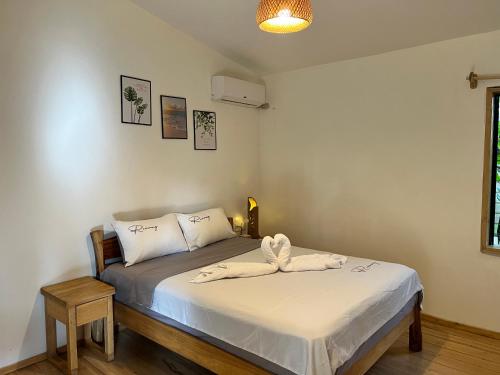 una camera da letto con un letto e due asciugamani di AA Jungle Guesthouse a San Juan