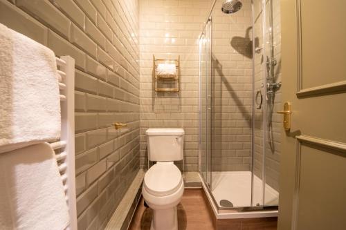 uma casa de banho com um WC e um chuveiro em Woodroffe Arms, Hope Twin Room 5 em Hope