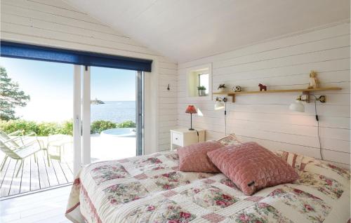 um quarto com uma cama e vista para o oceano em Awesome Home In Mellerud With Sauna, Wifi And Jacuzzi em Mellerud