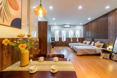 1 dormitorio con 1 cama y sala de estar en NM Homestay Danang en Da Nang