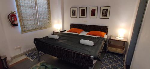 Cama o camas de una habitación en JHouse near Bhikaji