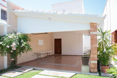 a patio with a table in the middle of a building at Casa privada con alberca grande in Chetumal
