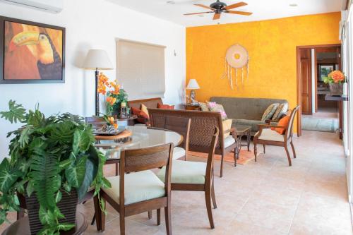 a living room with a table and chairs at Casa privada con alberca grande in Chetumal