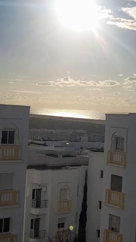 a view of a building with the ocean in the background at استراحتي in Hajreien