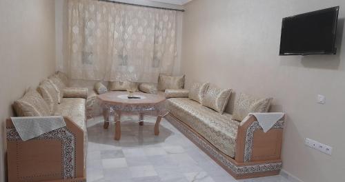 a living room with a couch and a table at استراحتي in Hajreien