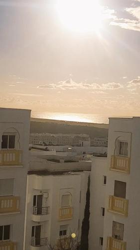 a view of a building with the sun in the sky at استراحتي in Hajreien