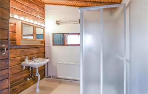ein Bad mit einer Dusche und einem Waschbecken in der Unterkunft 3 Bedroom Beautiful Home In Vitared 