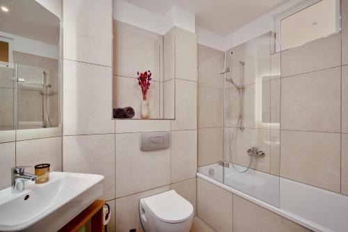 a bathroom with a sink and a toilet and a shower at casanando - LaMaison - neu saniert in ruhiger Innenstadtlage in Leipzig