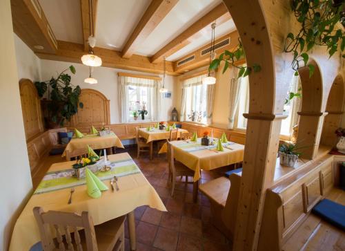 an overhead view of a restaurant with tables and chairs at Gasthof Leibenfelderstub'n in Deutschlandsberg