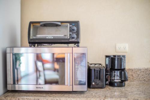 a toaster oven sitting on top of a microwave at Casa privada con alberca grande in Chetumal