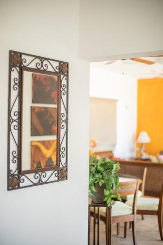 a mirror hanging on a wall in a living room at Casa privada con alberca grande in Chetumal