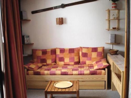 una sala de estar con un sofá y una mesa en Résidence Les Mélèzes - 2 Pièces 4 Personnes MAE-8740, en Champcella