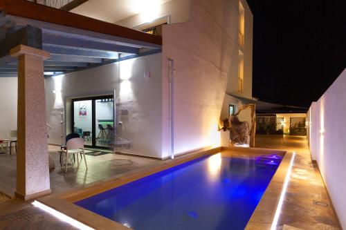 una piscina cubierta en una casa por la noche en Agua Dorada Boutique en Lula