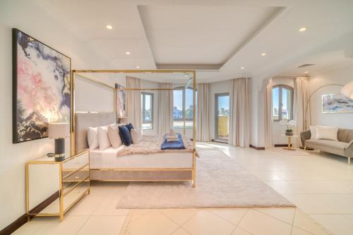 Кровать или кровати в номере Frond E Villa, Palm Jumeirah - Mint Stay