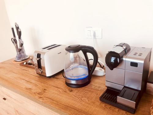 a coffee maker and a toaster sitting on a counter at Villetta rosso Rubino in Vignale Monferrato