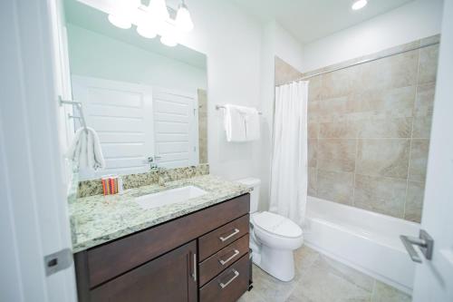 uma casa de banho com um lavatório, um WC e uma banheira em Clearwater Lofts Bldg 3 103 em Keystone