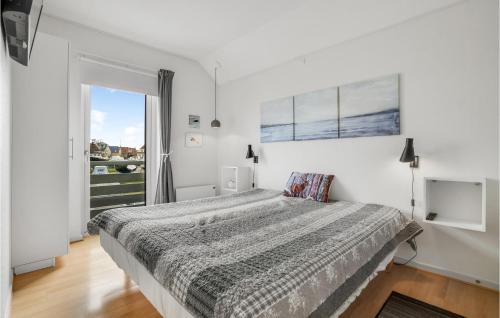 Un dormitorio con una cama grande y una ventana en 2 Bedroom Gorgeous Apartment In Rudkbing, en Rudkøbing