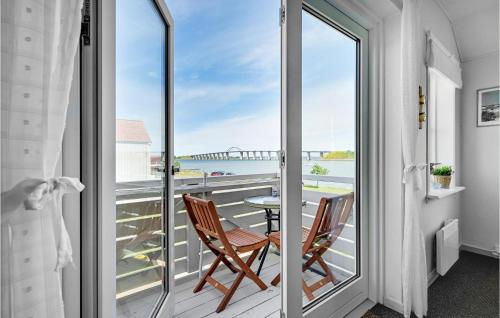 een balkon met twee stoelen en een tafel bij Apartment Skudehavnen Rudkøbing Vi in Rudkøbing