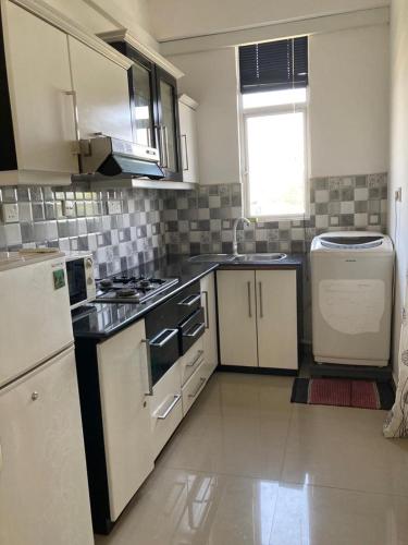 Kuchyň nebo kuchyňský kout v ubytování RACHEL HOMES