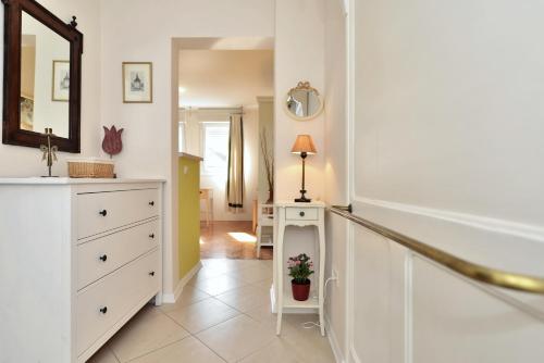 pasillo con tocador y espejo en Apartments Zoran, en Split