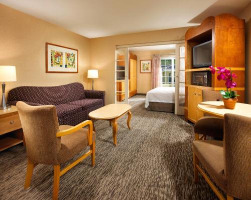 Зона вітальні в Portofino Inn and Suites Anaheim Hotel