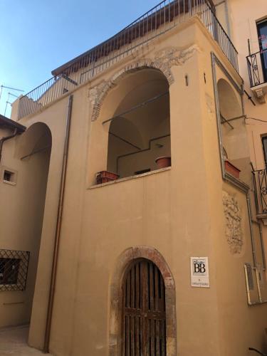 ein Gebäude mit einer Tür und einem Balkon in der Unterkunft Il Minotauro B&B a 5 minuti da Popoli in Vittorito