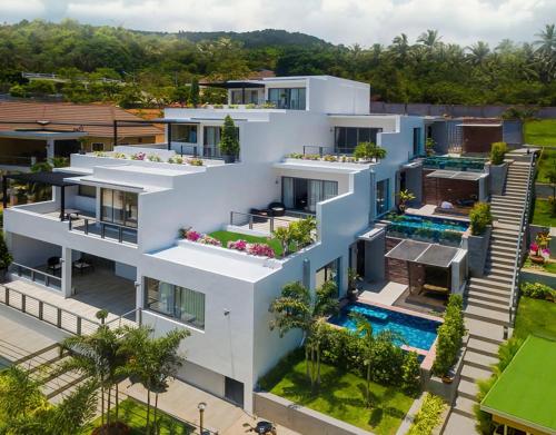 una vista aérea de una casa blanca con piscina en Paradise Flower en Wok Tum