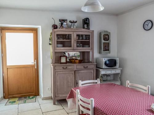 a dining room with a table with a pink table cloth at Maison d’Paula in Avène