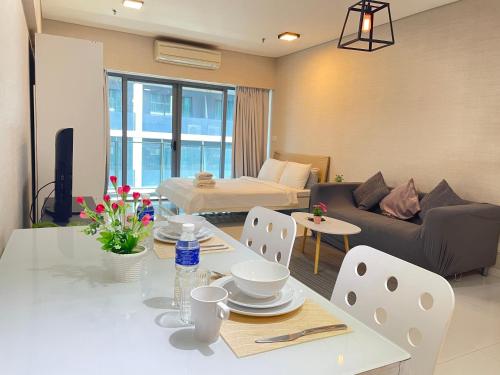 - un salon avec une table et un canapé dans l'établissement Mercu Summer Suite KLCC by Kuminshu, à Kuala Lumpur