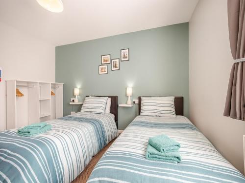 A bed or beds in a room at Katelans Cottage - Uk42145