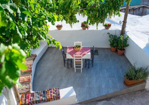 Patio alebo iná vonkajšia časť ubytovania Charming Traditional Cretan Villa "Alisavaki"