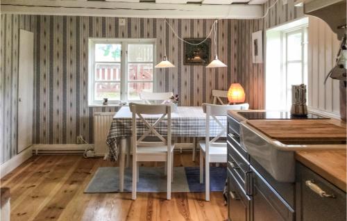 eine Küche mit einem Tisch und Stühlen sowie einem Fenster in der Unterkunft Beautiful Home In Eskilstuna With Sauna And Wifi in Eskilstuna
