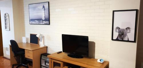 Televisyen dan/atau pusat hiburan di Primary 43 2BRM Townhouse Fremantle with 2 Carbays