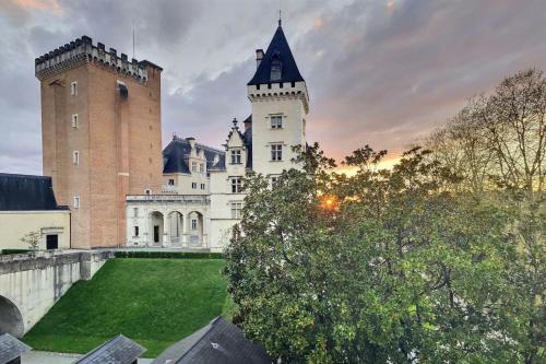 obraz zamku z wieżą w obiekcie Vue magique sur le château dans un quartier populaire w mieście Pau