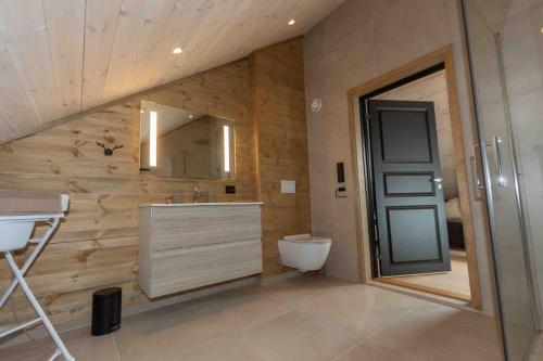 y baño con lavabo y aseo. en New Holiday cottage with jacuzzi and sauna en Tjørhom