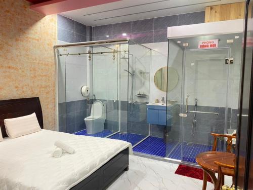 um quarto com um chuveiro e uma cama num quarto em HOTEL THU HÀ em Ho Chi Minh