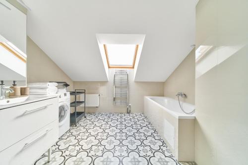 een badkamer met een wastafel, een bad en een toilet bij Modern Two-Bedroom Apartment, Vilnius City Centre in Vilnius