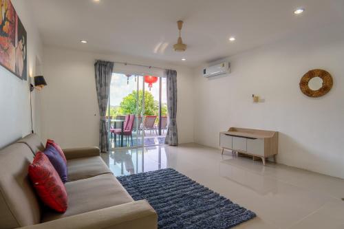 Ruang duduk di Chalong - 8 Bedroom Private Pool Villa - Nap Crown