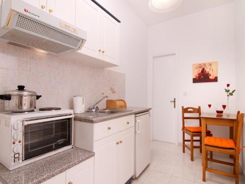 Evergreen Apartments tesisinde mutfak veya mini mutfak