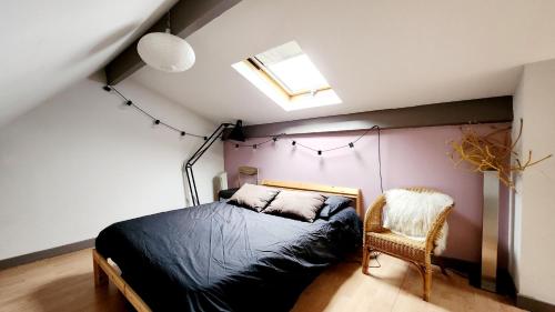 une chambre avec un lit et une chaise dans l'établissement Le Picard-Petit Quevilly, à Le Petit-Quevilly
