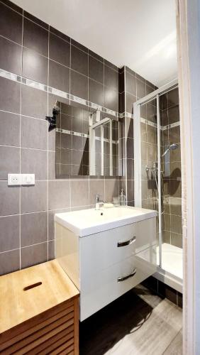 une salle de bain avec un lavabo blanc et une douche dans l'établissement Le Picard-Petit Quevilly, à Le Petit-Quevilly