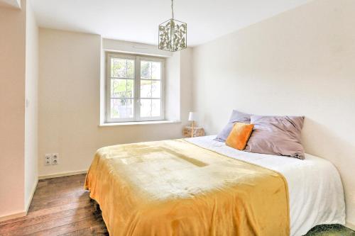 um quarto com uma cama e uma janela em La Sabliere - Appt à 50m de la plage em Pléneuf-Val-André