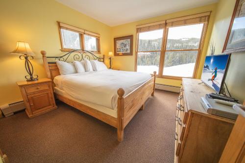 En eller flere senge i et værelse på Black Bear 8035